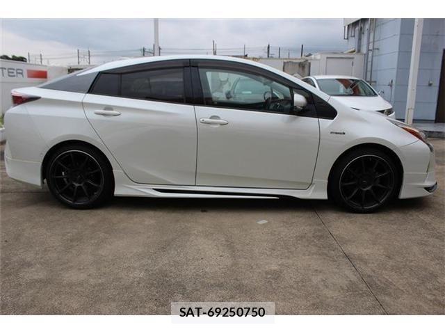 Toyota PRIUS 2017-02 8526650-13