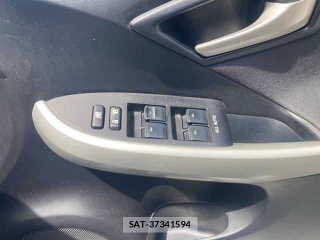 Toyota PRIUS 2013-11 8526696-11
