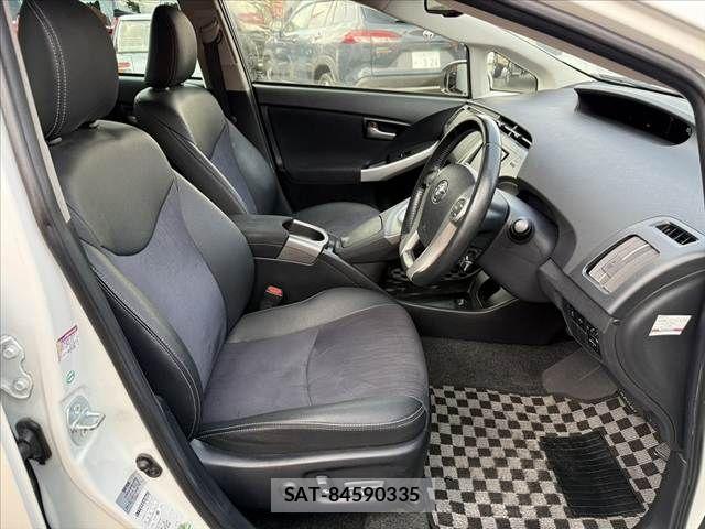 Toyota PRIUS 2015-02 8563251-15