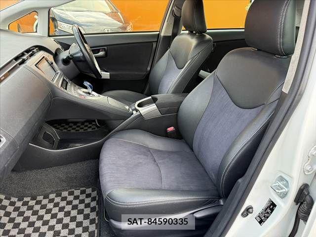 Toyota PRIUS 2015-02 8563251-16
