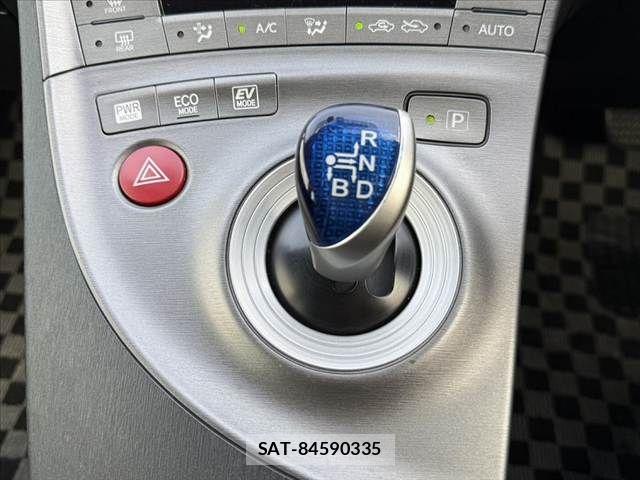 Toyota PRIUS 2015-02 8563251-27