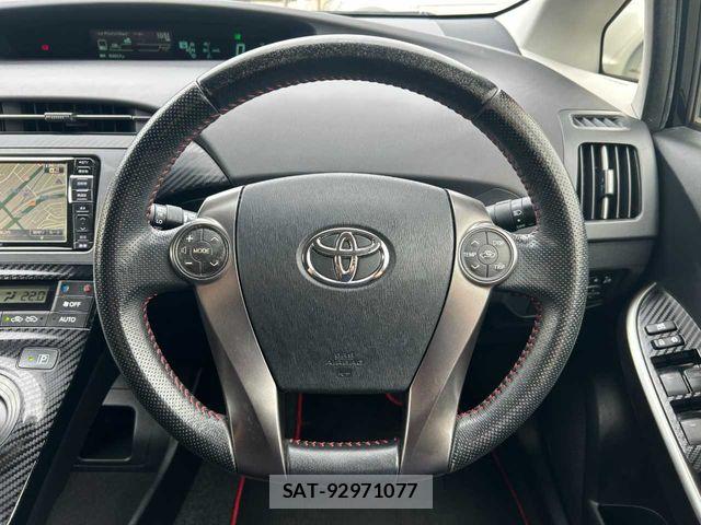 Toyota PRIUS 2013-08 8563241-13