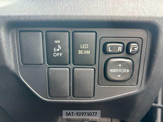Toyota PRIUS 2013-08 8563241-18