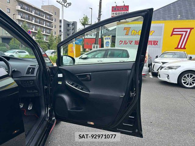Toyota PRIUS 2013-08 8563241-20