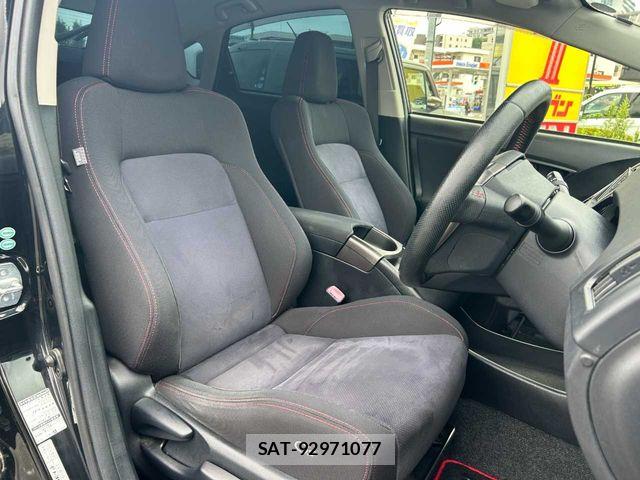 Toyota PRIUS 2013-08 8563241-21