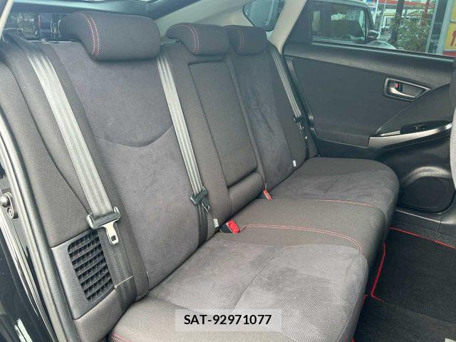 Toyota PRIUS 2013-08 8563241-24