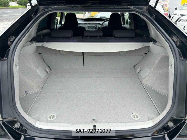 Toyota PRIUS 2013-08 8563241-28
