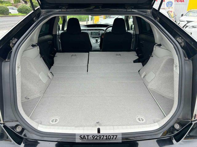 Toyota PRIUS 2013-08 8563241-29