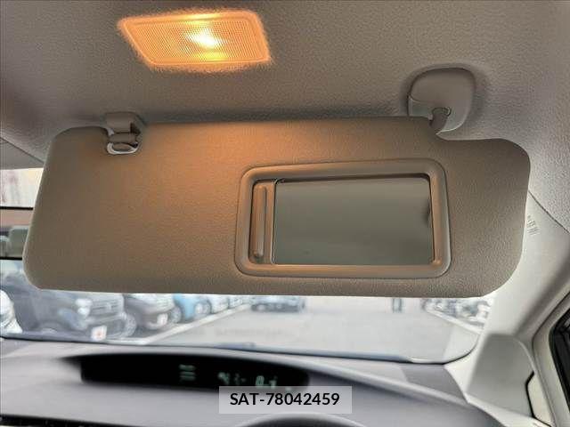 Toyota PRIUS 2014-01 8563244-28