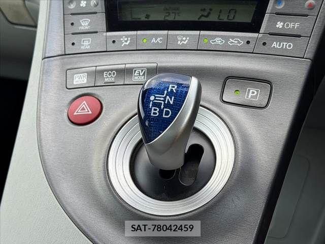 Toyota PRIUS 2014-01 8563244-29