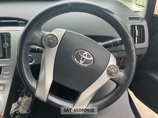 Toyota PRIUS 2014-06 8563252-12