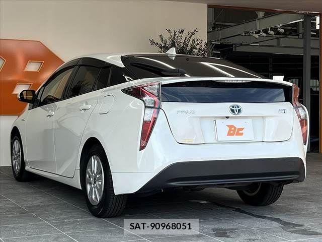 Toyota PRIUS 2016-03 8563225-12