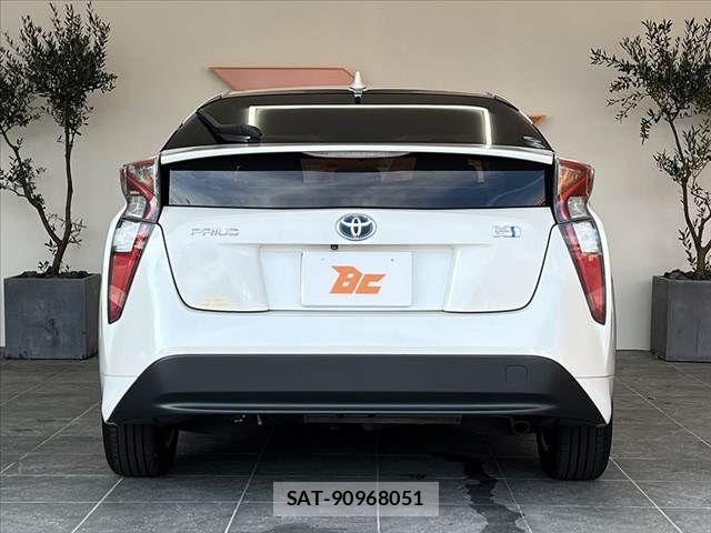 Toyota PRIUS 2016-03 8563225-13