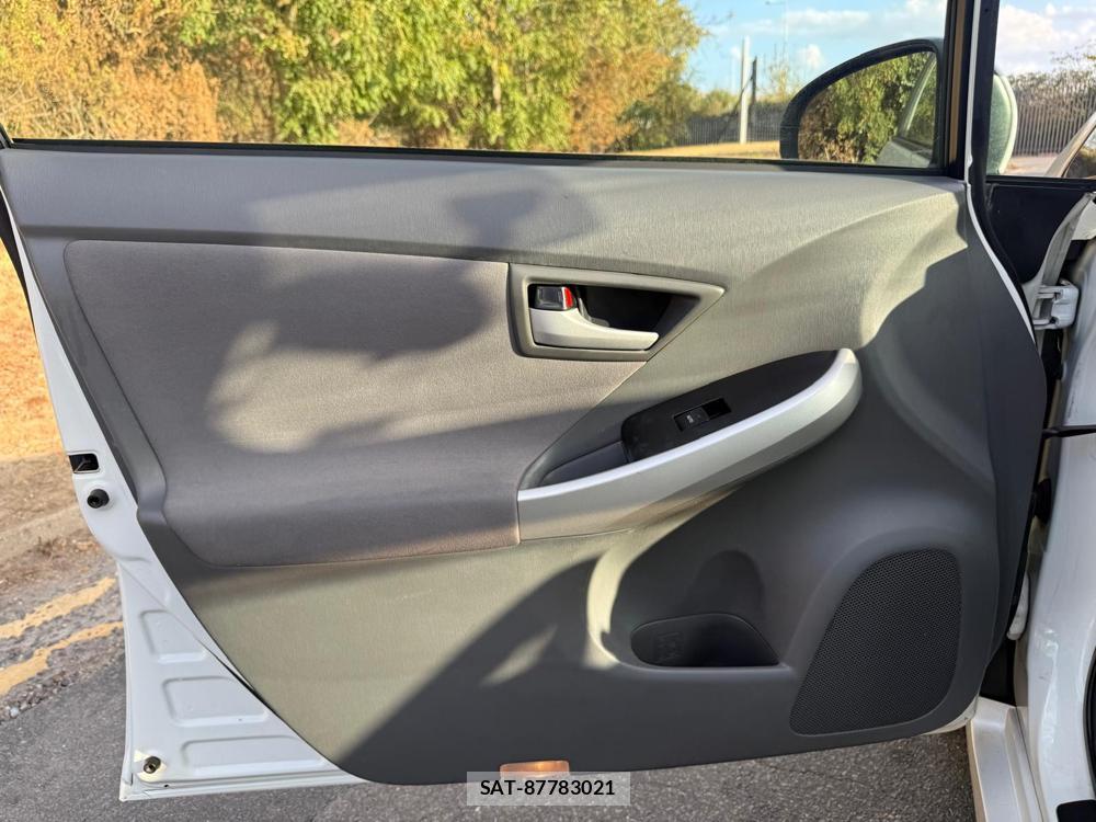 Toyota PRIUS 2011-02 4668275-26