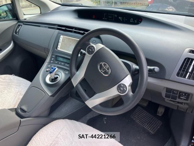 Toyota PRIUS 2010-08 8628454-11