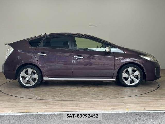 Toyota PRIUS 2014-02 8628437-15