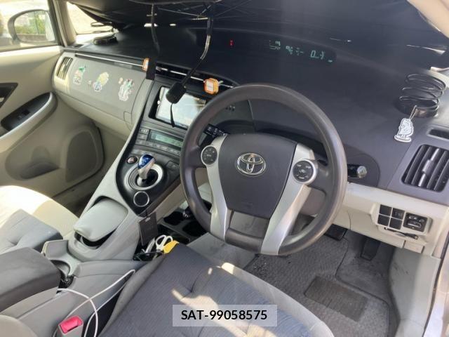 Toyota PRIUS 2011-10 8628491-10