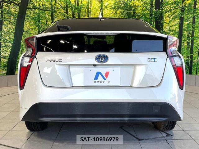 Toyota PRIUS 2017-08 8628428-14