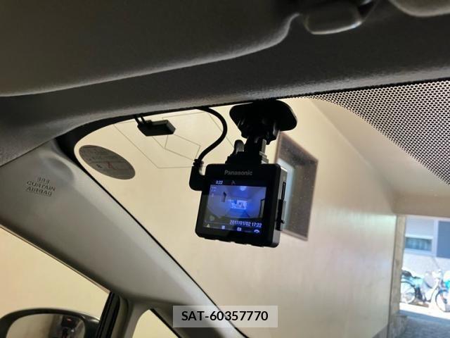 Toyota PRIUS 2010-04 8628467-17
