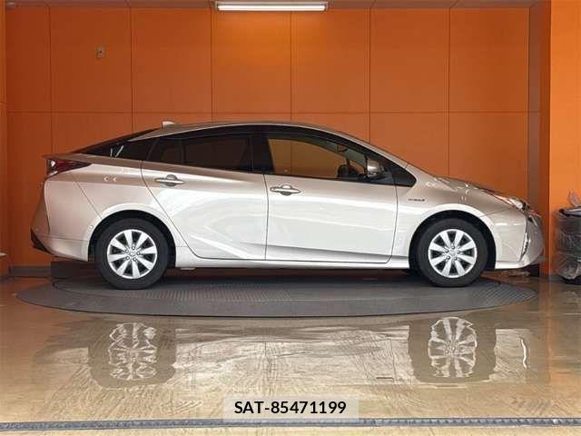 Toyota PRIUS 2017-01 8628431-15