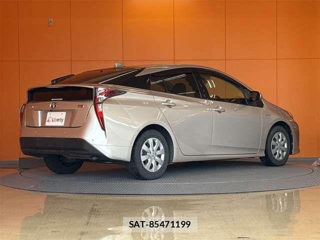 Toyota PRIUS 2017-01 8628431-16