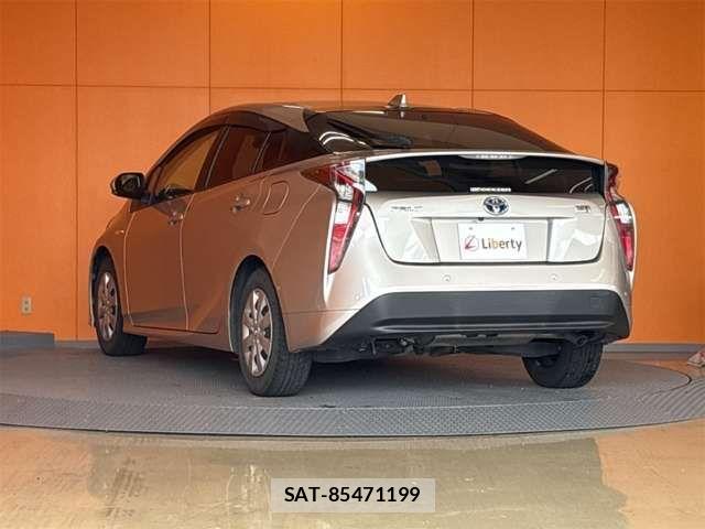 Toyota PRIUS 2017-01 8628431-18
