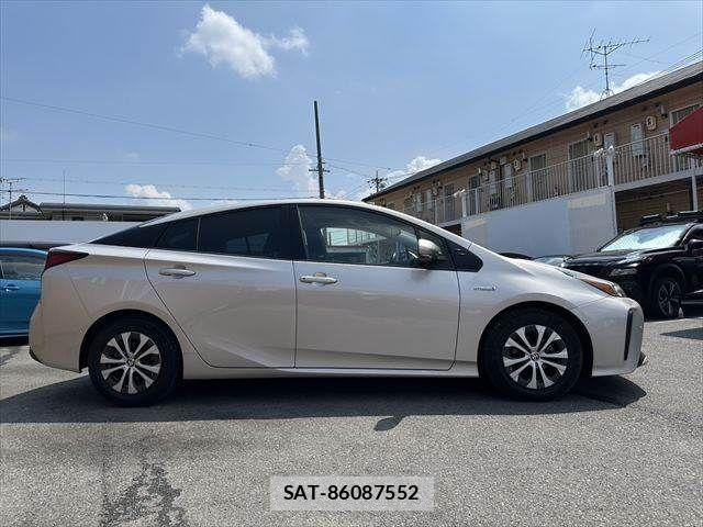 Toyota PRIUS 2019-01 8628429-16