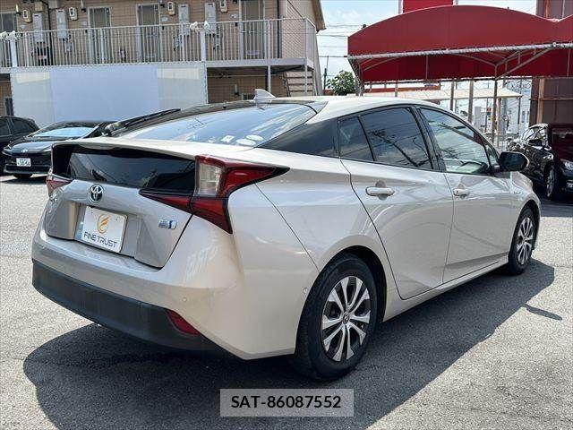 Toyota PRIUS 2019-01 8628429-17