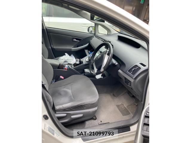 Toyota PRIUS 2011-08 8628482-13