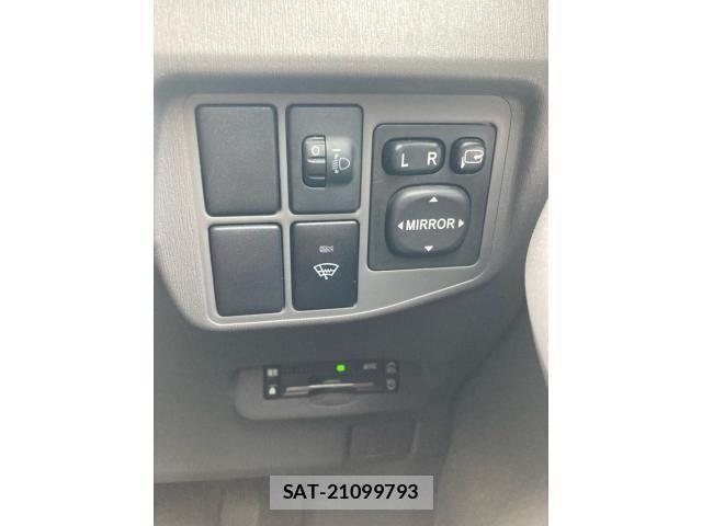 Toyota PRIUS 2011-08 8628482-22