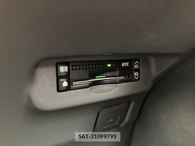 Toyota PRIUS 2011-08 8628482-23
