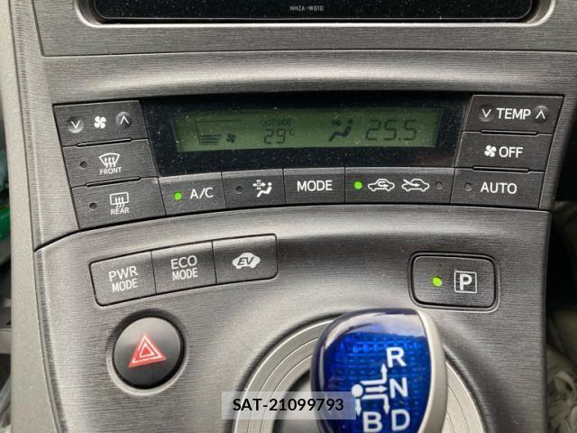 Toyota PRIUS 2011-08 8628482-26