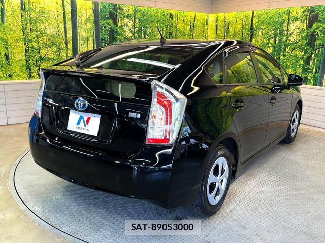 Toyota PRIUS 2015-10 8628435-16