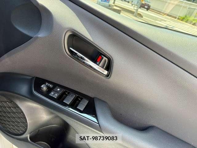 Toyota PRIUS 2021-11 8628418-25