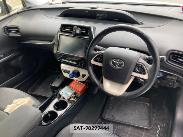 Toyota PRIUS 2017-11 8628436-11