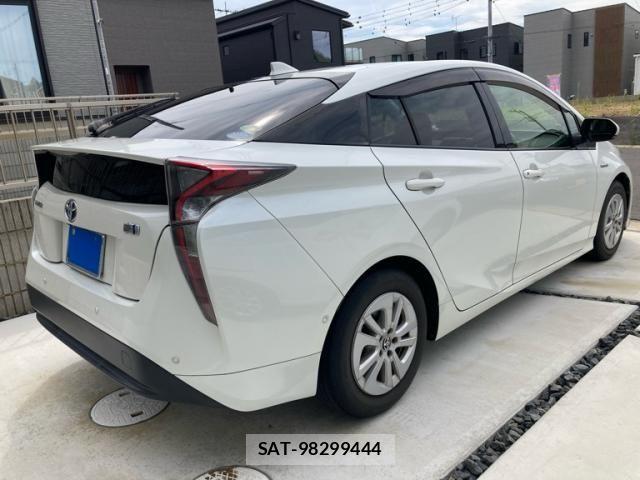 Toyota PRIUS 2017-11 8628436-3