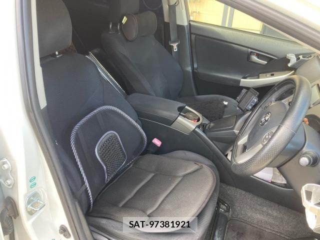 Toyota PRIUS 2013-08 8661061-11