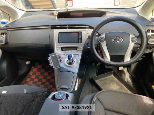Toyota PRIUS 2013-08 8661061-12