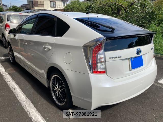 Toyota PRIUS 2013-08 8661061-2