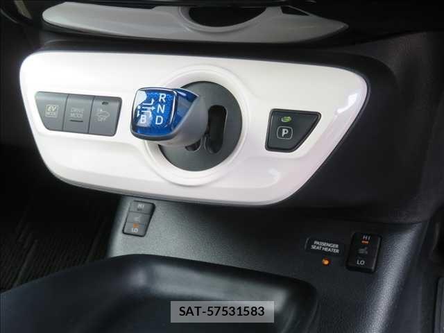 Toyota PRIUS 2017-02 8661019-11