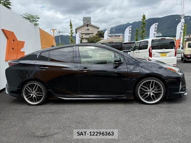 Toyota PRIUS 2017-09 8661038-11
