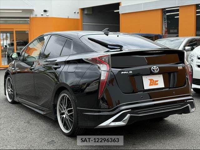 Toyota PRIUS 2017-09 8661038-12