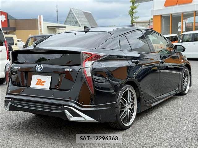 Toyota PRIUS 2017-09 8661038-14