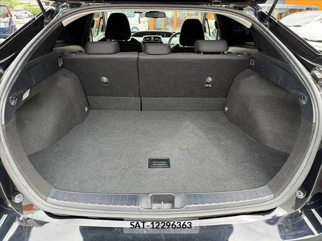 Toyota PRIUS 2017-09 8661038-18