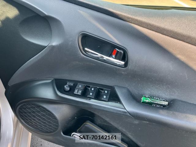 Toyota PRIUS 2018-04 8666750-9