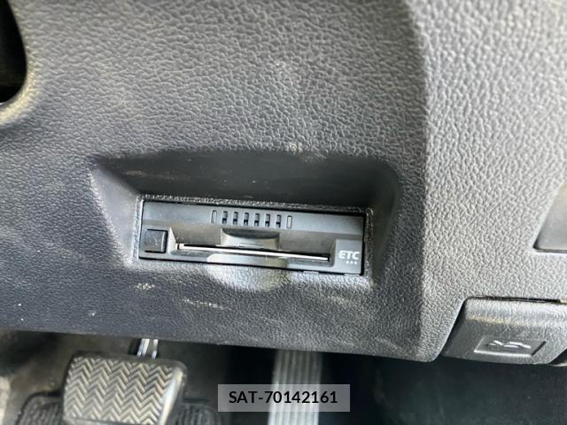 Toyota PRIUS 2018-04 8666750-11