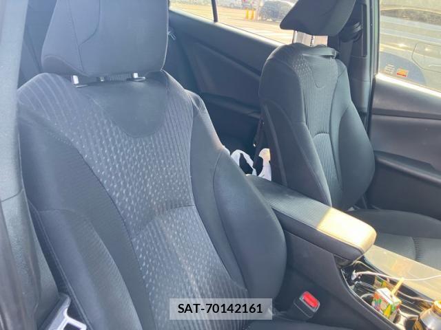Toyota PRIUS 2018-04 8666750-13