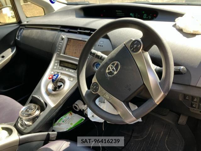 Toyota PRIUS 2014-02 8666751-10