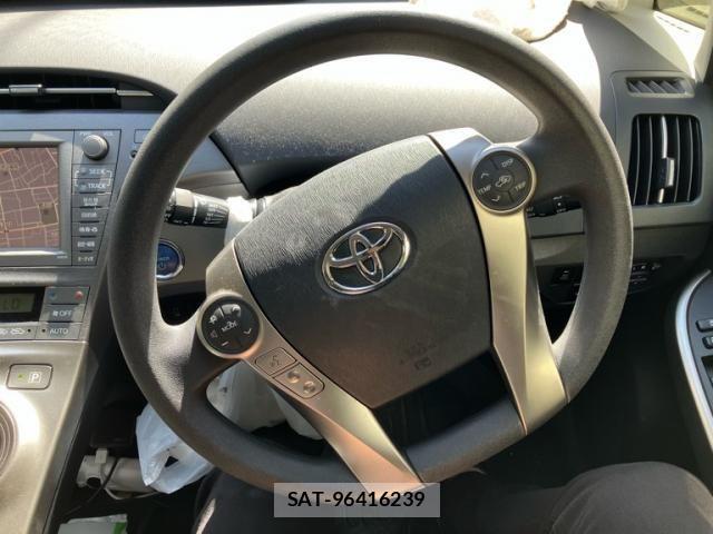 Toyota PRIUS 2014-02 8666751-13