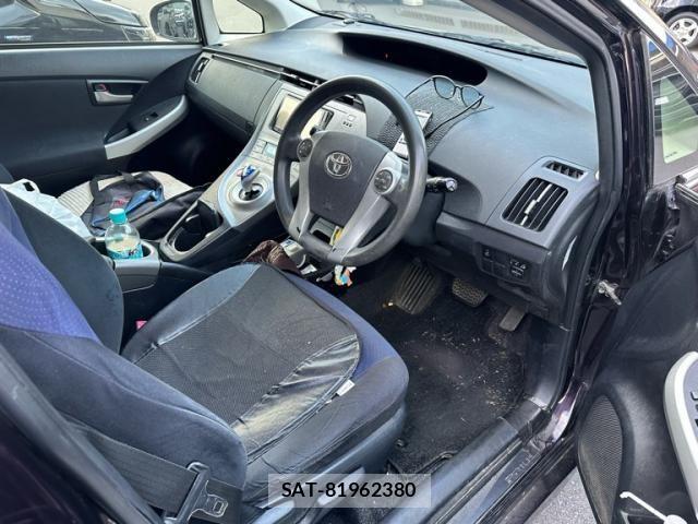 Toyota PRIUS 2012-06 8666759-11